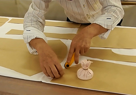 一枚一枚丁寧に熟練のカッターが手で裁断します